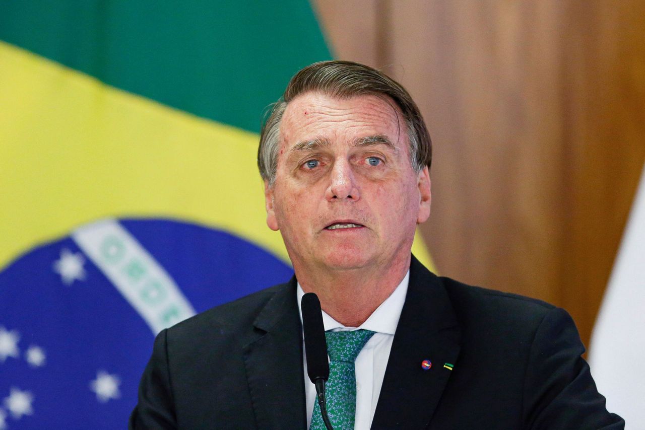 Hospitalizan a Jair Bolsonaro por problemas instestinales