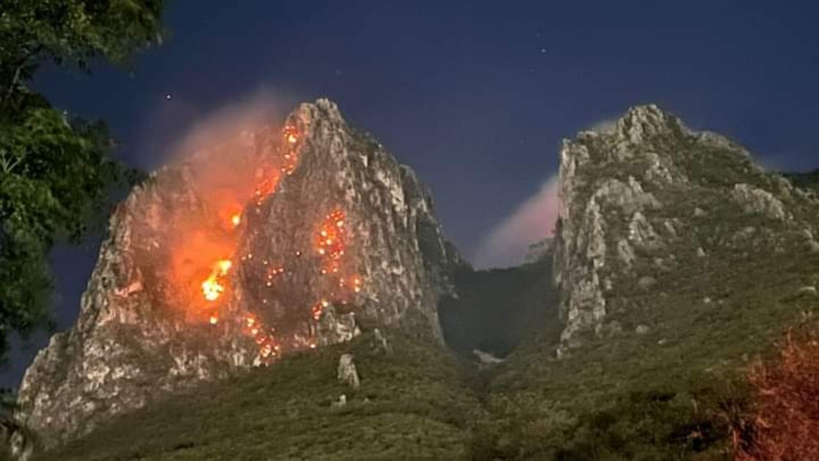 Se incendia el Cerro de la Silla en Nuevo León (1)