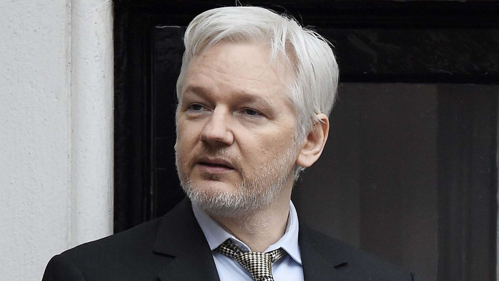 Julian Assange dio positivo a COVID-19