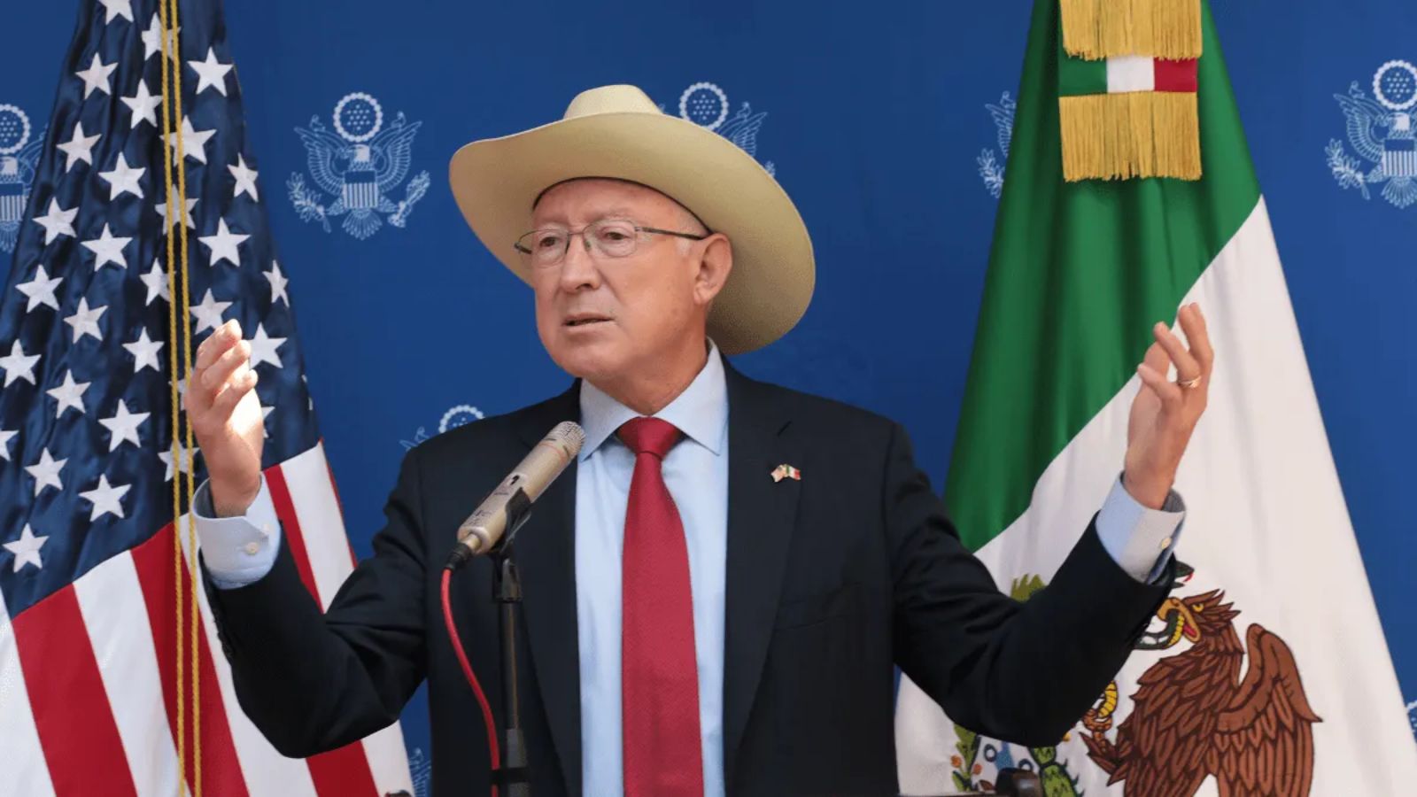 Ken Salazar, embajador de EE. UU. en México, da positivo a COVID-19