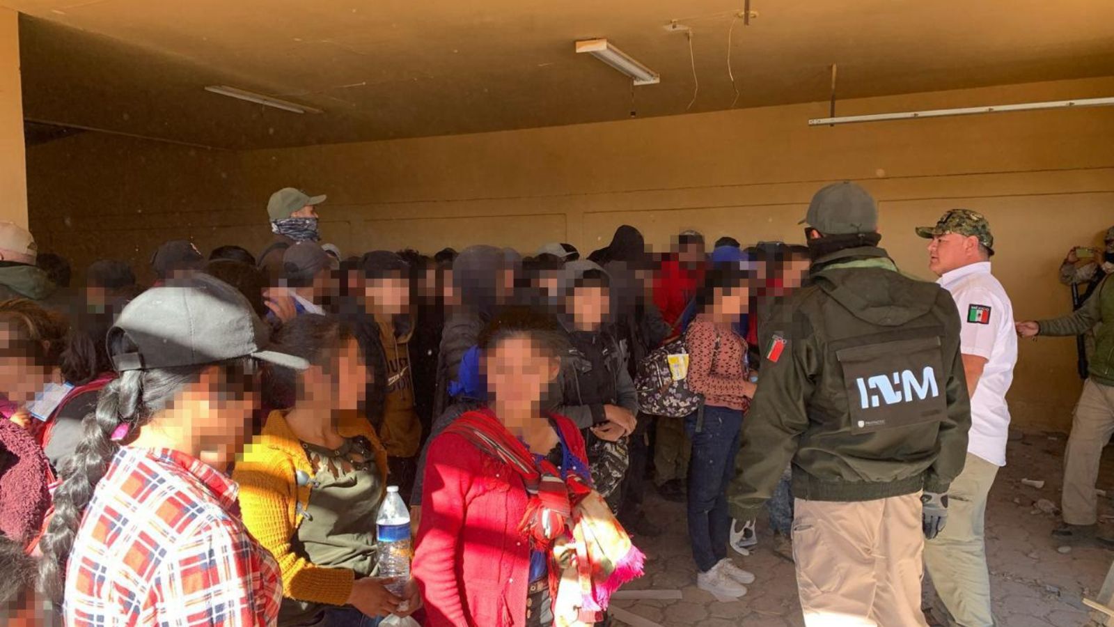 Rescatan a 101 migrantes guatemaltecos de una casa en Sonora