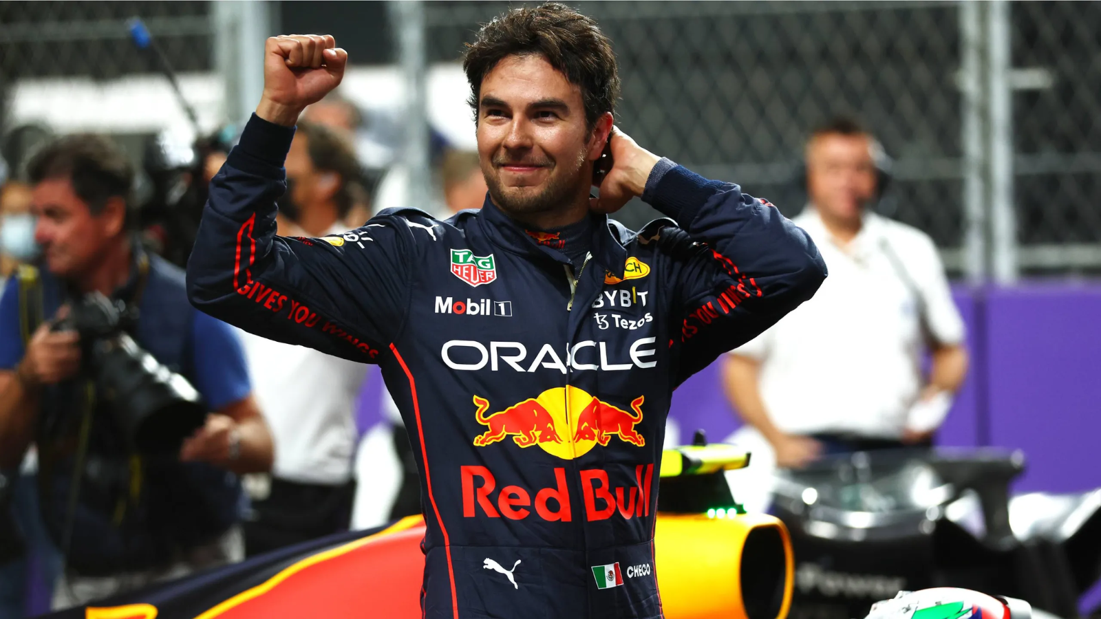 Checo Pérez se queda con Red Bull hasta el 2026