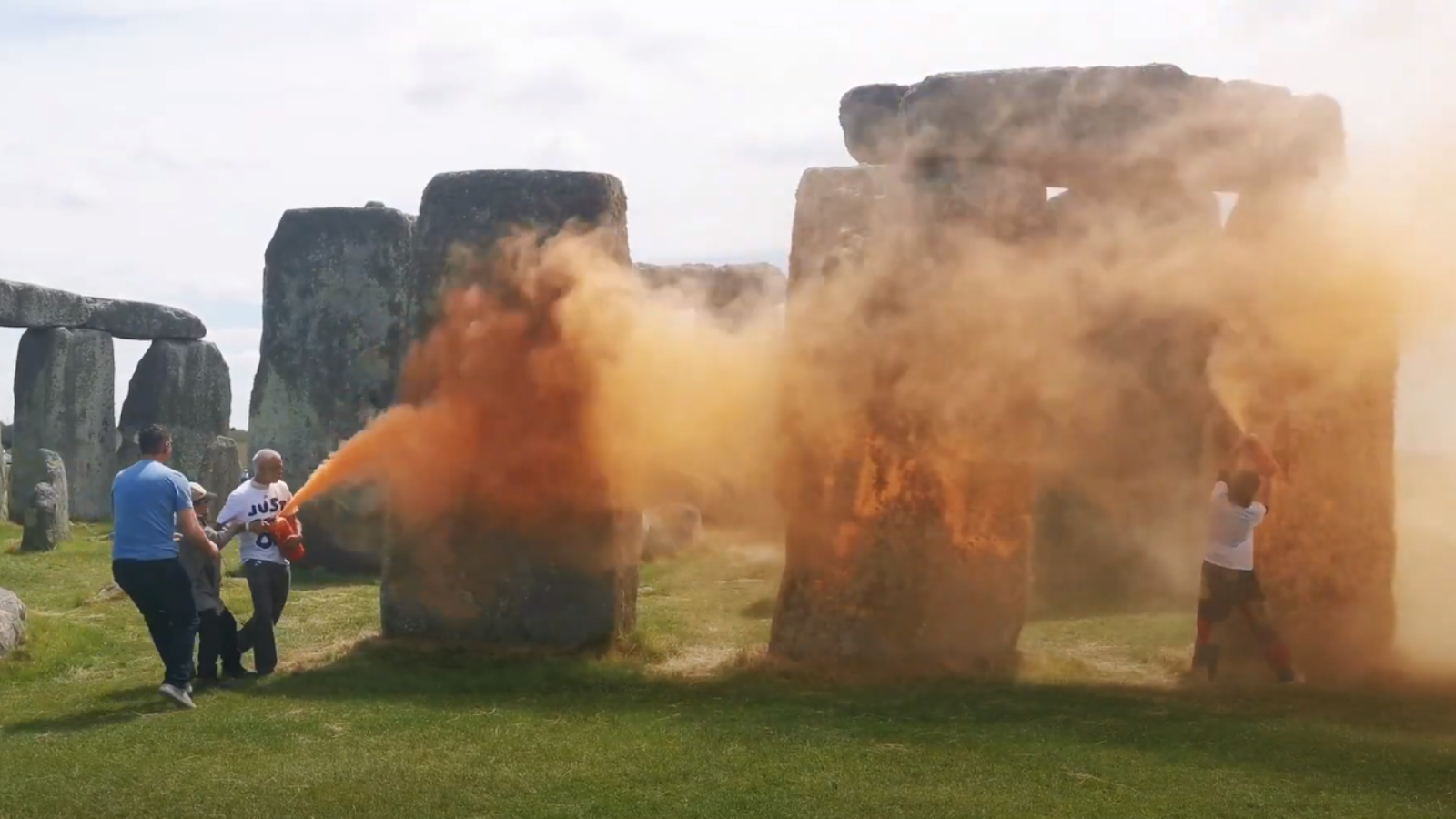 Detienen a 2 ecologistas por pintar el monumento de Stonehenge