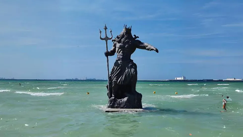 Piden retiran estatua de Poseidón de Puerto Progreso, Yucatán