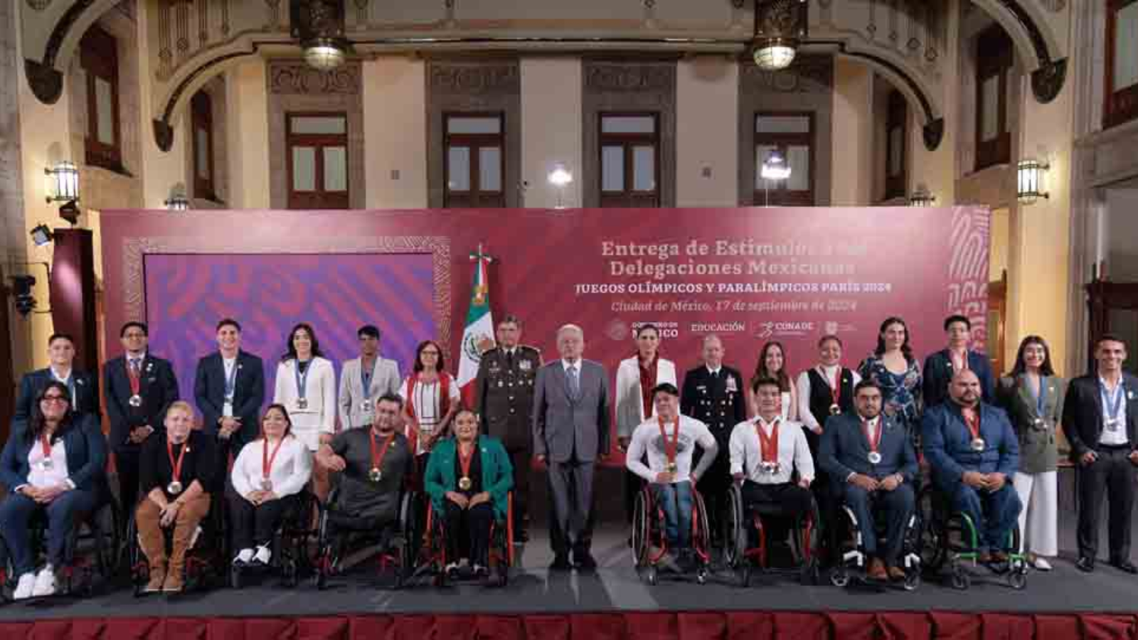 AMLO otorga estímulos a medallistas olímpicos y paralímpicos