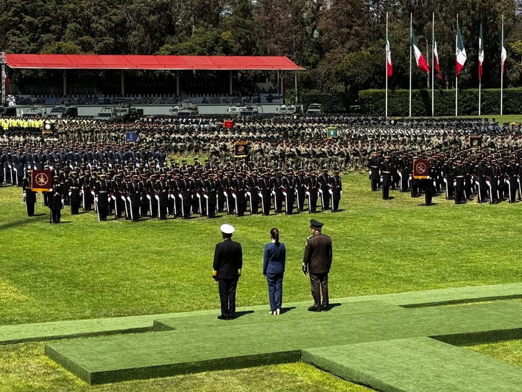 Sheinbaum recibe salutación de las Fuerzas Armadas de México