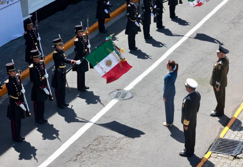 Sheinbaum recibe salutación de las Fuerzas Armadas de México