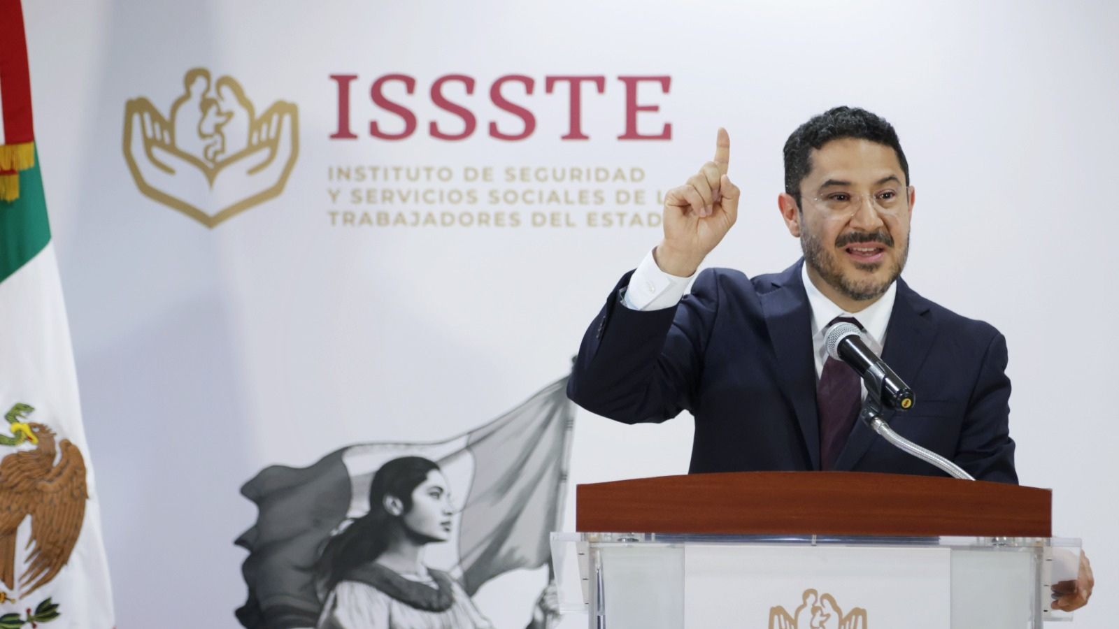 Martí Batres da primer informe mensual ante personal del ISSSTE