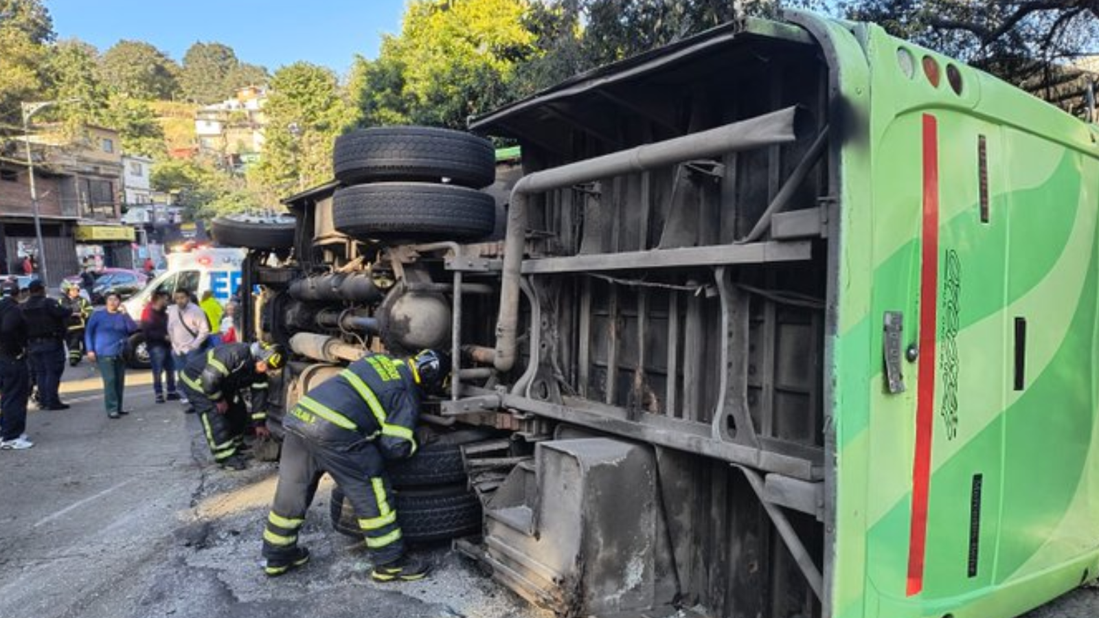 Volcadura de autobús en la México-Cuernavaca, deja 32 heridos