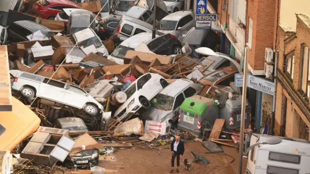 Suman más de 200 muertos por inundaciones en Valencia, España