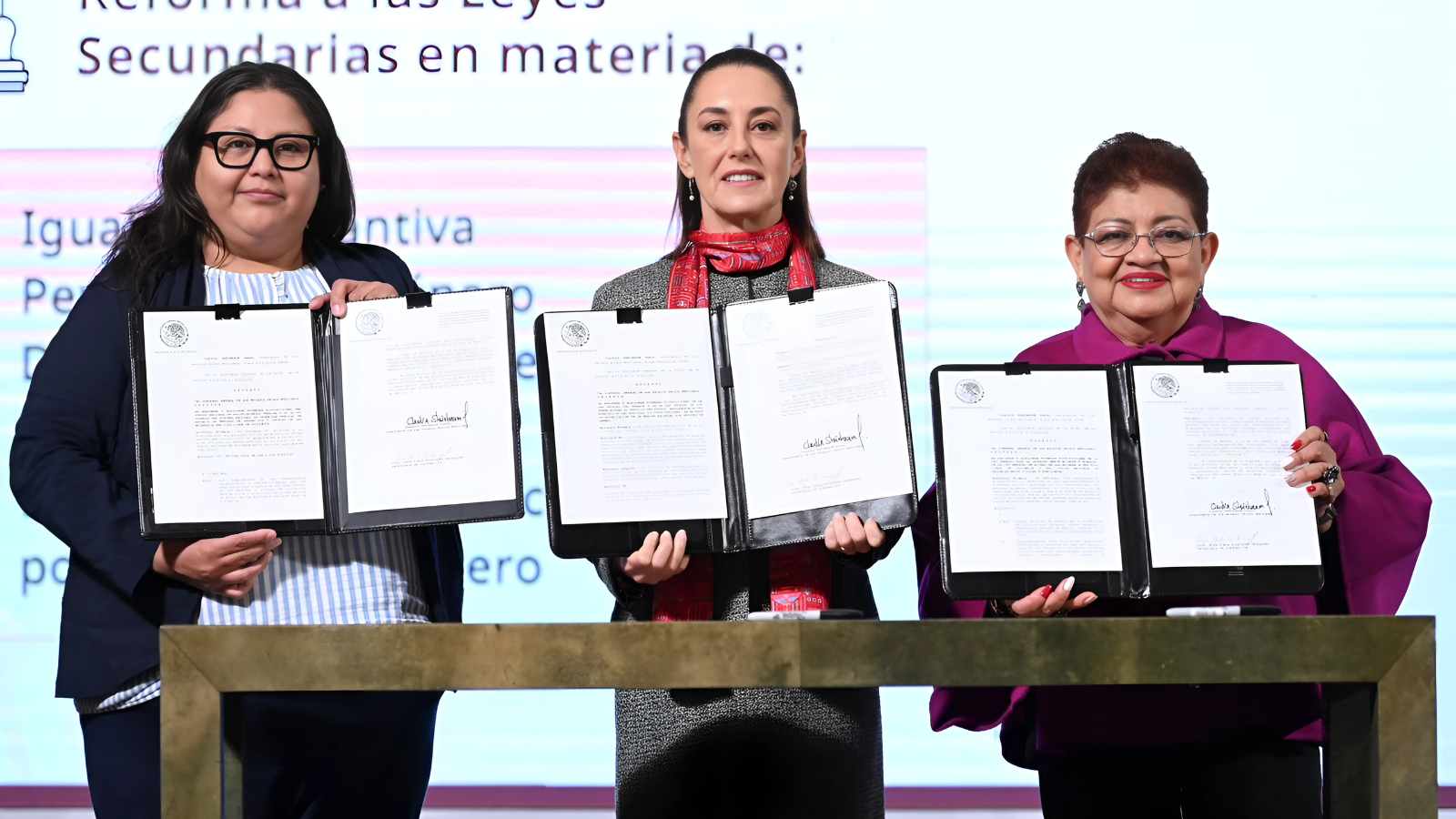 Firma Sheinbaum decreto para proteger a las mujeres de México