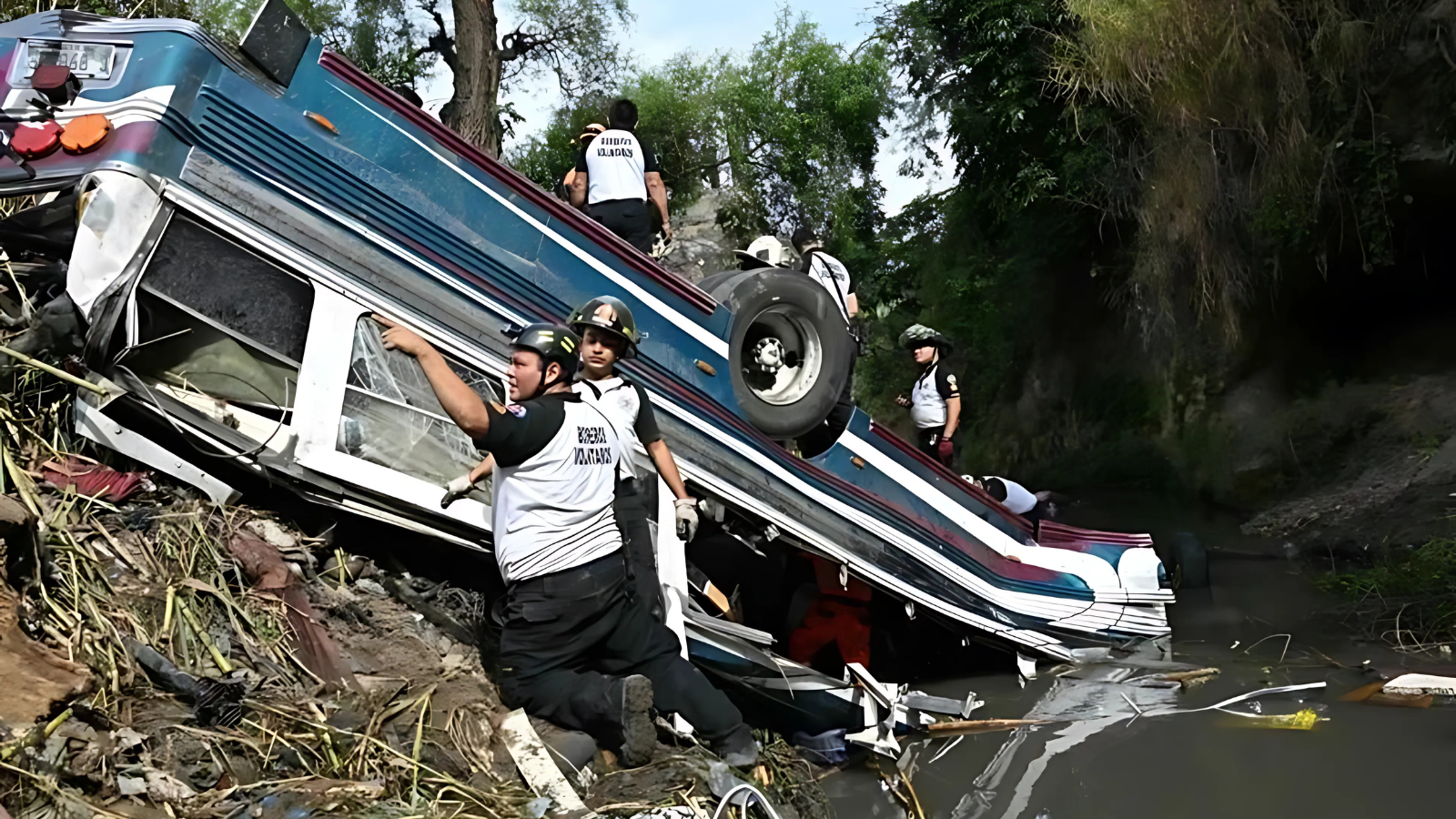 Tragedia en Guatemala al menos 51 muertos tras caída de autobús a un barranco