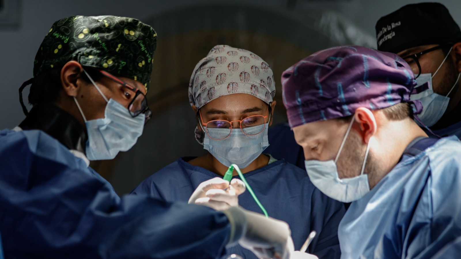 ISSSTE retira complejo tumor en zona cervical a paciente de 58 años