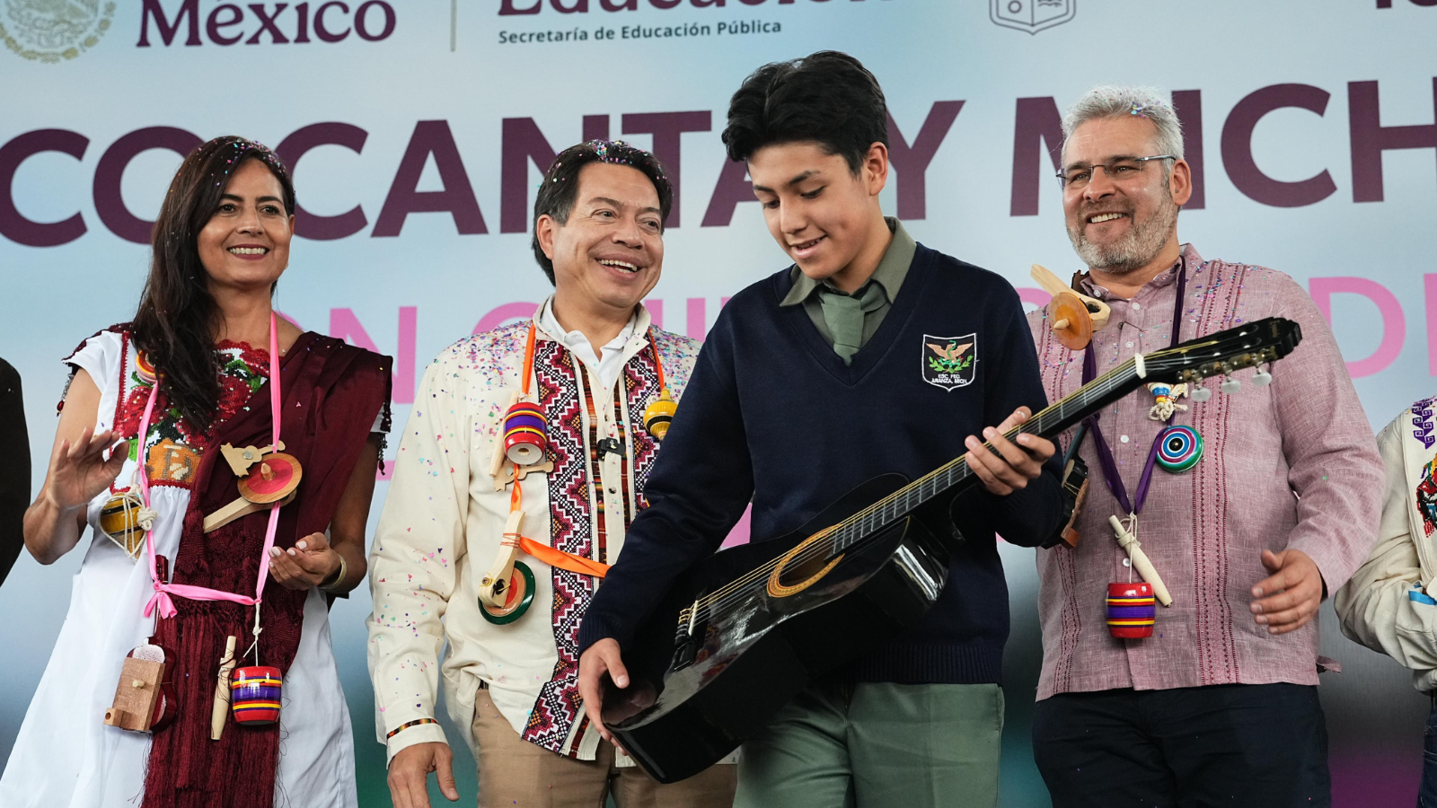 Con programa musical, Mario Delgado promueve la identidad cultural en secundarias de Michoacán