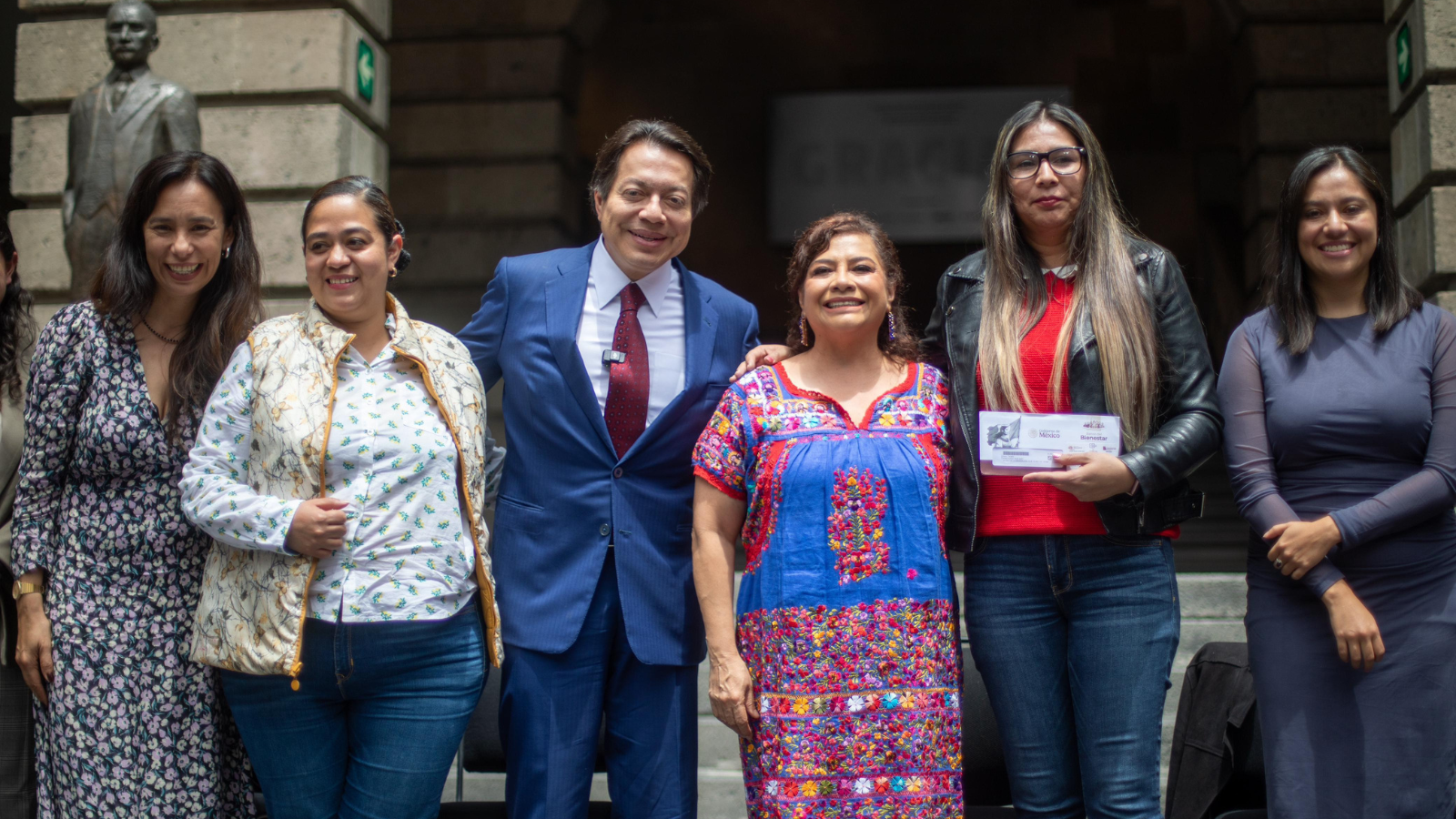 Mario Delgado entrega tarjetas del Bienestar por 189 mdp para rehabilitar 135 bachilleratos en la CDMX