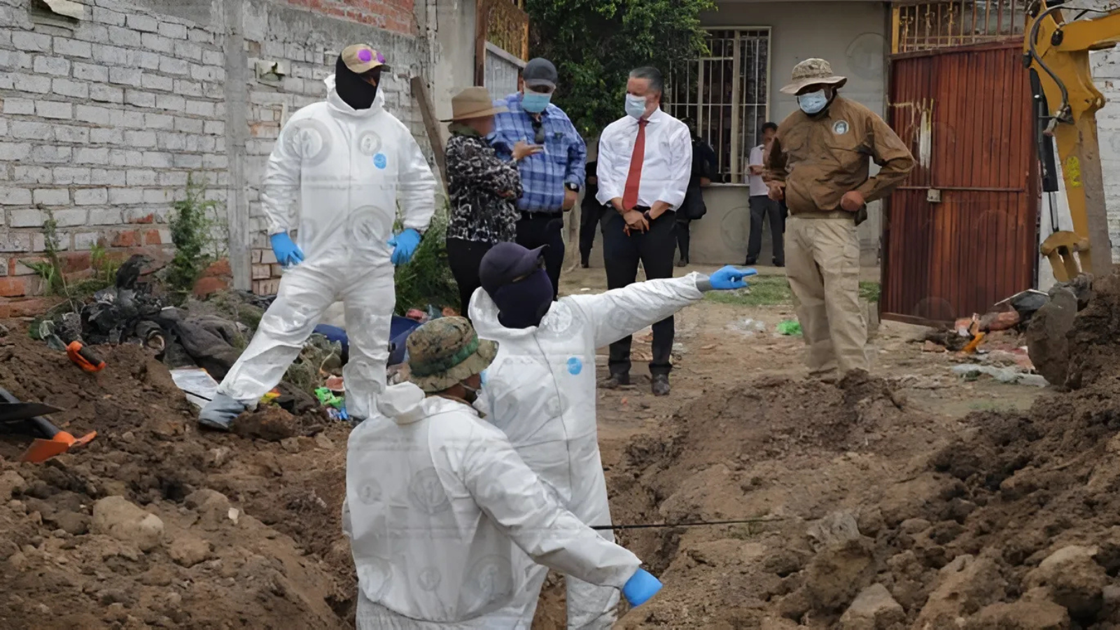 Hallan 32 cuerpos en fosca clandestina en Irapuato, Guanajuato