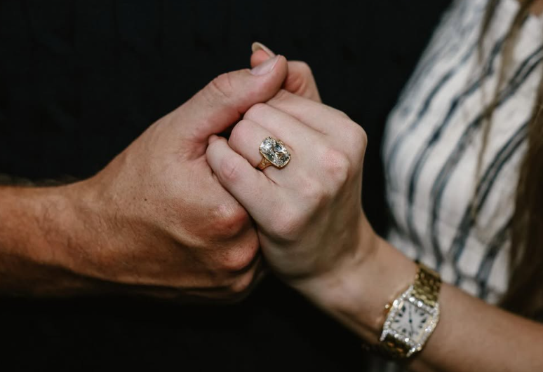 Taylor Swift y Travis Kelce ya están comprometidos