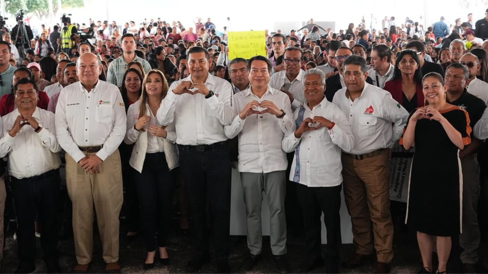 Mario Delgado y Alejandro Armenta entregan mobiliario y equipo escolar a 100 planteles de Educación Básica en Puebla