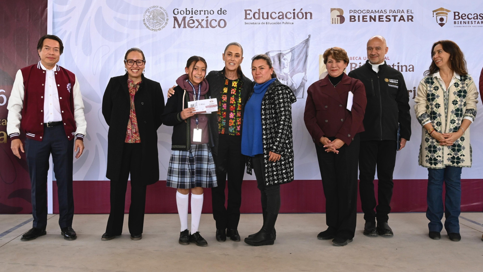 Sheinbaum encabeza entrega de la beca Rita Cetina en Ecatepec