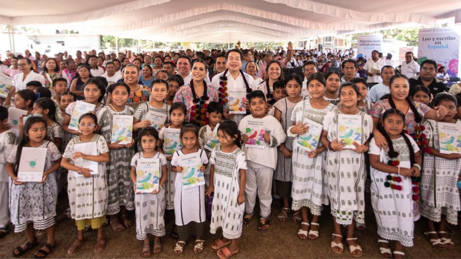 Mario Delgado entrega 41 mil unidades de mobiliario y equipamiento a 599 escuelas de Guerrero afectadas por fenómenos naturales