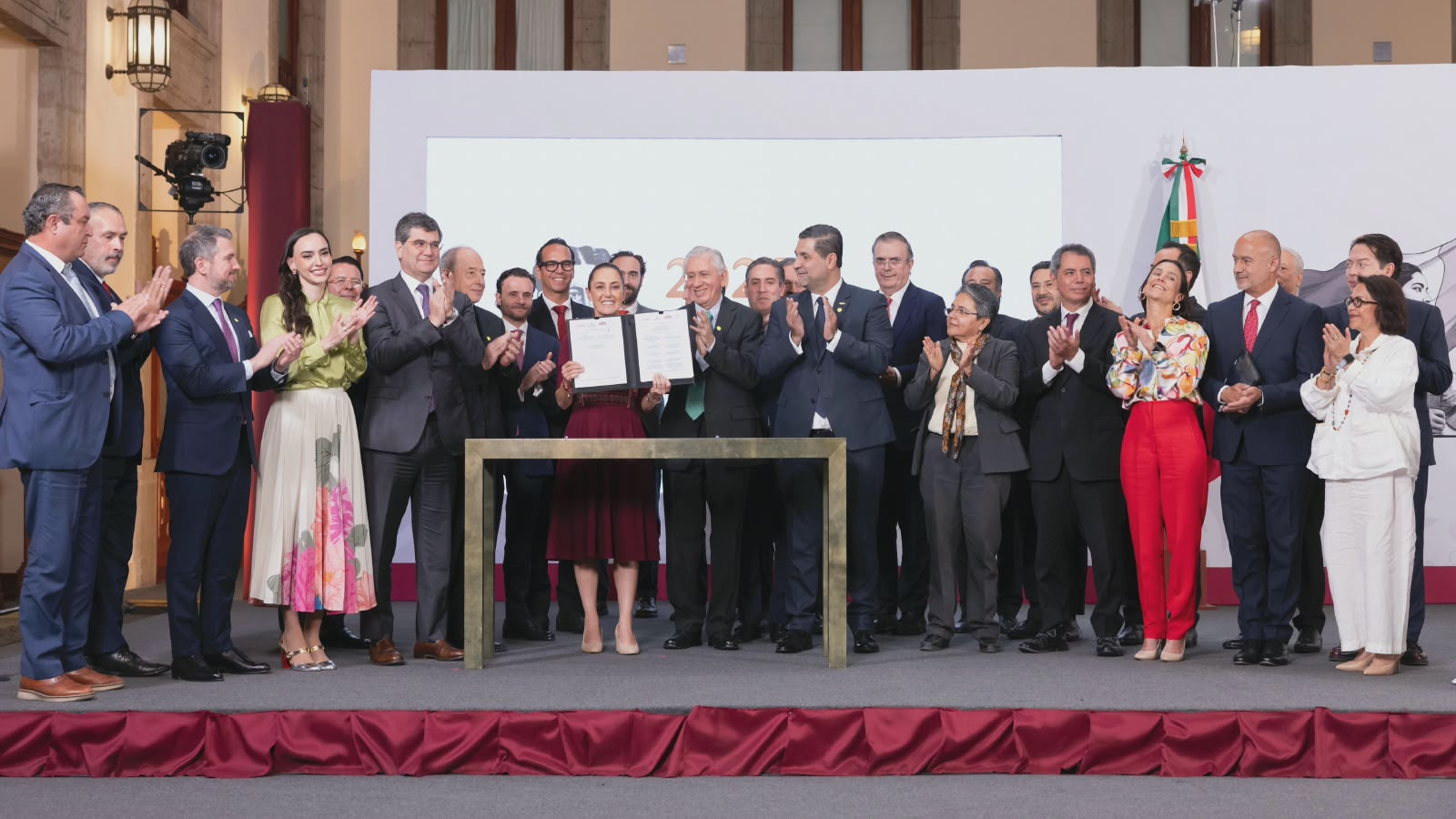 Sheinbaum firma acuerdo para impulsar la industria del acero de México