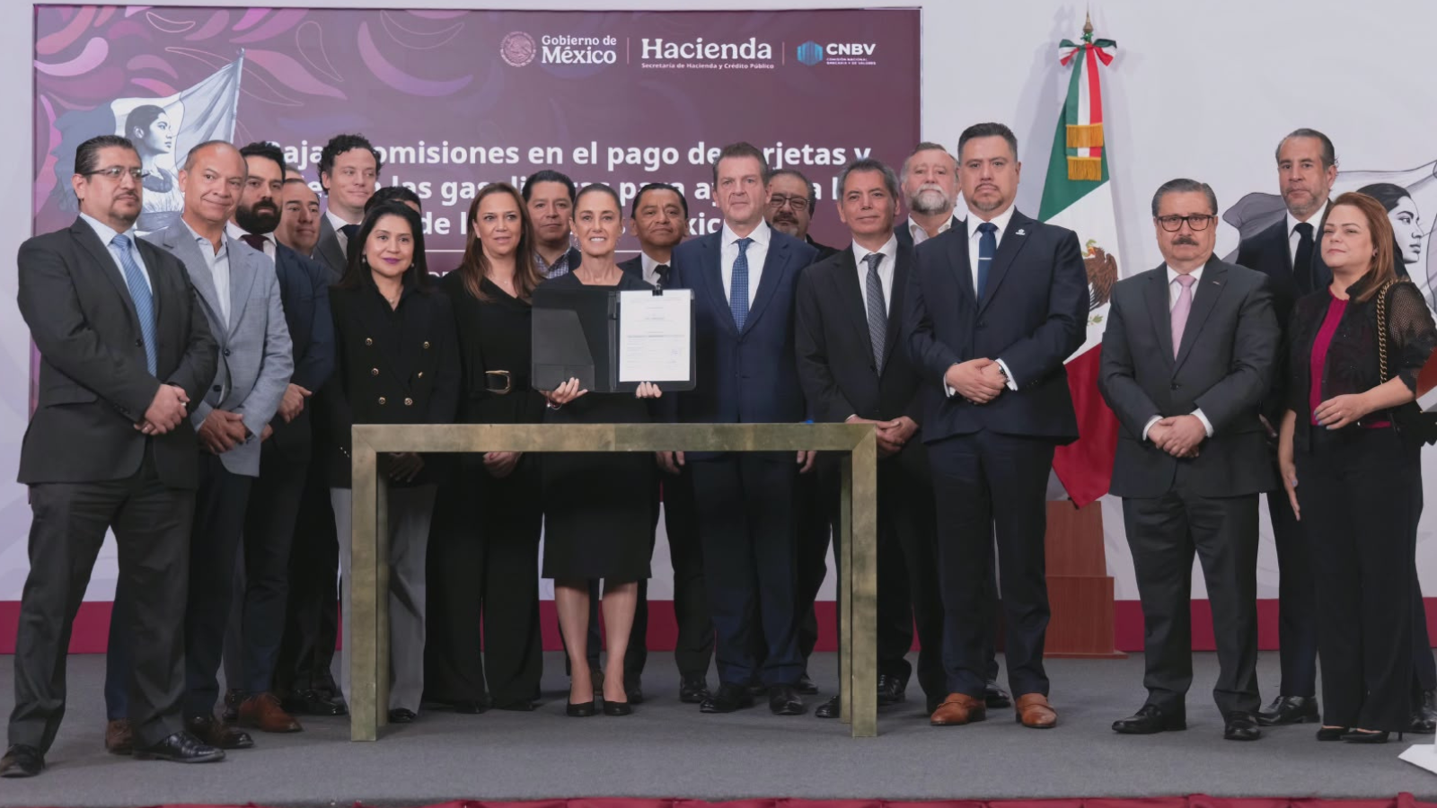 Sheinbaum firma acuerdo para reducir comisiones en pagos de gasolina y diésel con tarjetas y vales