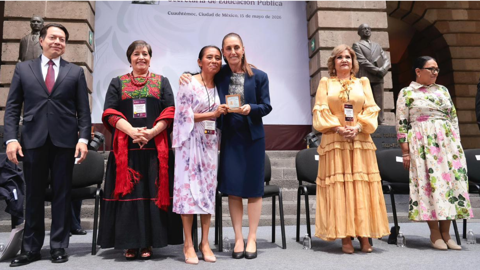 Sheinbaum anuncia aumento salarial del 9 % a maestros de México