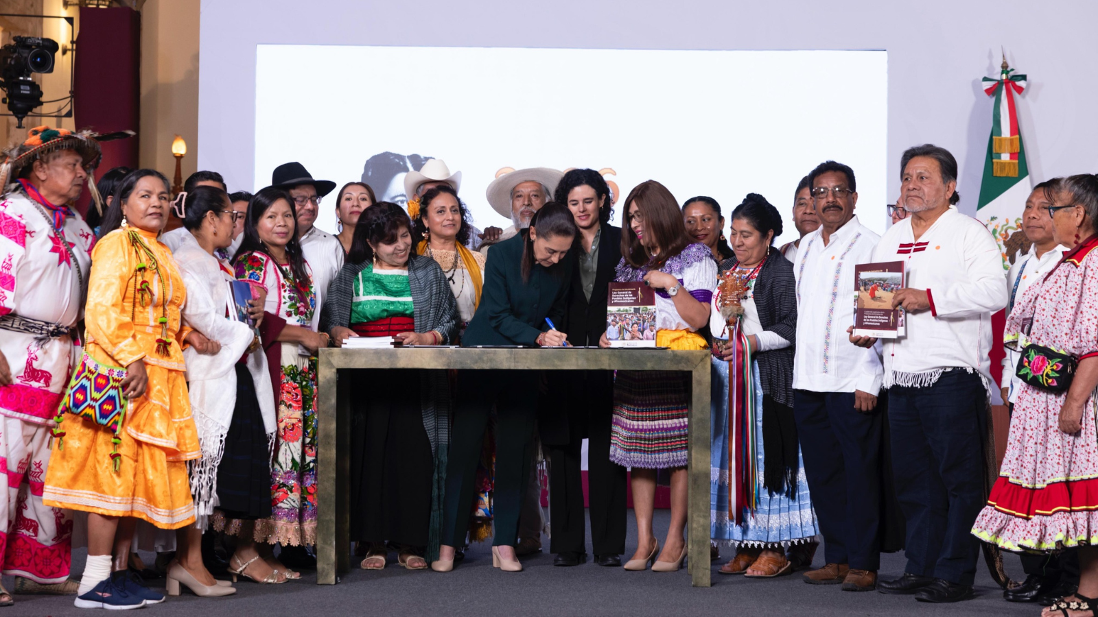 Sheinbaum firma convocatoria para consulta de la Ley General de derechos de los Pueblos Indígenas y Afromexicanos