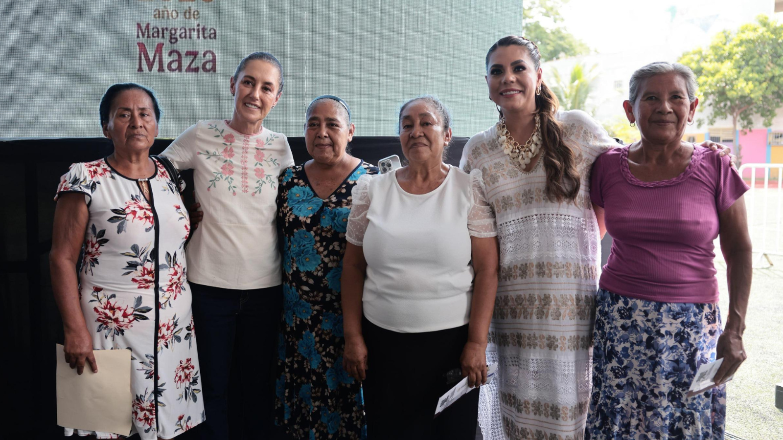 Sheinbaum realiza entrega de Pensión Mujeres Bienestar en Acapulco Desde Acapulco, Guerrero, la presidenta, Claudia Sheinbaum destacó los programas federales de apoyo a las mujeres de la entidad. En Acapulco, Guerrero, la presidenta de México, Claudia Sheinbaum, encabezó la entrega de tarjetas de la Pensión Mujeres Bienestar, que beneficia a mexicanas de 60 a 64 años. Y reiteró que las mujeres, cuando caminan juntas, no hay nadie que las detenga, ya que son el centro de la Transformación. Además, anunció acciones de infraestructura hidráulica para garantizar el suministro de agua potable en la entidad. “Cuando las mujeres caminamos juntas, no hay nada que nos detenga. Esas somos las mujeres mexicanas. Hay que decirles a todas las niñas y todas las jóvenes que podemos ser lo que queramos ser, las mujeres somos el centro de la Transformación, somos historia y futuro de México”. Destacó la mandataria mexicana. Sheinbaum Pardo añadió que la Pensión Mujeres Bienestar —que en Guerrero beneficia a cerca de 70 mil mexicanas y 17 mil 955 en Acapulco con un apoyo bimestral de tres mil 100 pesos— es un reconocimiento por el trabajo de cuidados que históricamente han realizado. Y símbolo de que en el segundo piso de la 4T llegaron todas las mujeres de México. Asimismo, destacó otras acciones del Gobierno de México en beneficio de las mujeres. Tal es el caso de la entrega de más de 25 millones de ejemplares de la Cartilla de los Derechos de las Mujeres; la construcción de Centros LIBRE en mil municipios del país, con la meta de llegar a los dos mil 500 que hay en México; la integración de 250 mil mujeres en la Red Nacional de Tejedoras de la Patria; y el reconocimiento de las mujeres en la historia de México. Obras de agua potable en Guerrero Además, informó sobre las obras para garantizar el suministro de agua potable en Guerrero. Entre las que resaltó la rehabilitación de espacios dañados por los huracanes Otis y Joh y acciones de saneamiento para evitar el desborde de ríos durante desastres naturales. Así como la construcción de bombas de agua en torres altas para evitar daños por inundaciones y el cambio de las redes de agua potable en las colonias de Acapulco. Informó que el proyecto de la Presa La Parota se canceló porque afectaba a varias comunidades. Y resaltó la construcción de pozos y tanques altos para sustituirla; además de acciones para fortalecer el turismo en la entidad. Lo cual se refleja en una ocupación hotelera del 78 por ciento en Acapulco. Sheinbaum realiza entrega de Pensión Mujeres Bienestar en Acapulco La gobernadora de Guerrero, Evelyn Salgado, reconoció que la Pensión Mujeres Bienestar es un programa transformador que consolida el gobierno humanista que encabeza la presidenta, Claudia Sheinbaum, a quien refrendó su respaldo para trabajar en equipo como un solo movimiento.