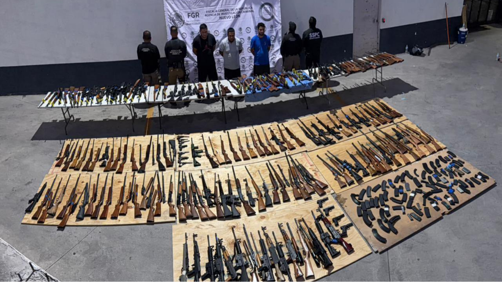 Aseguran 210 armas de fuego ocultas en semirremolques en Nuevo León