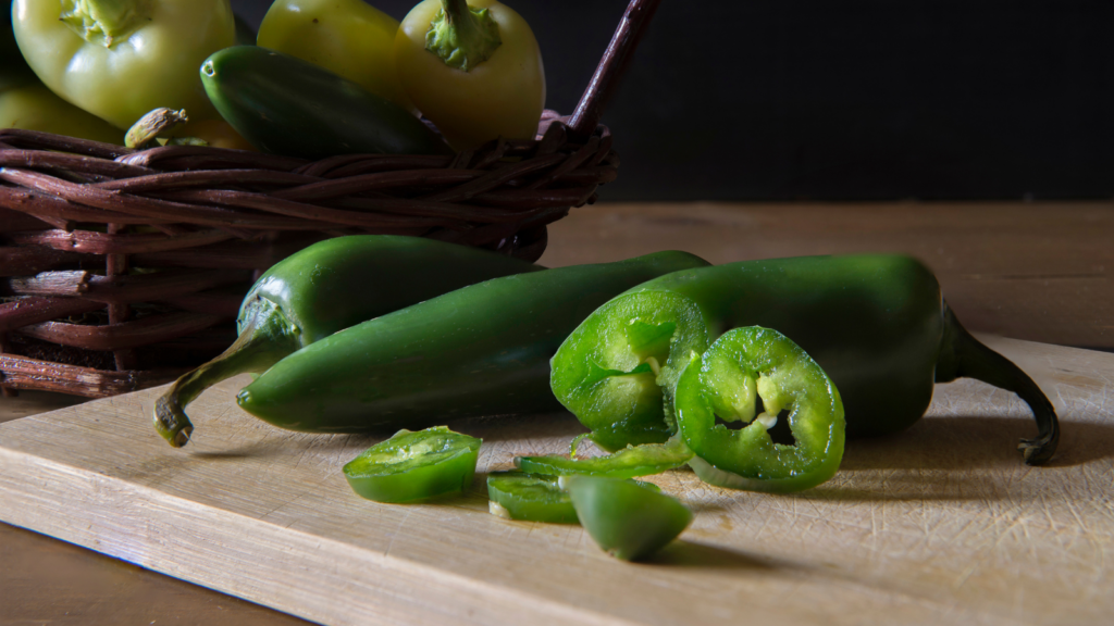 Cofepris investiga planta empacadora de chiles jalapeños en Nuevo León por brote de salmonela