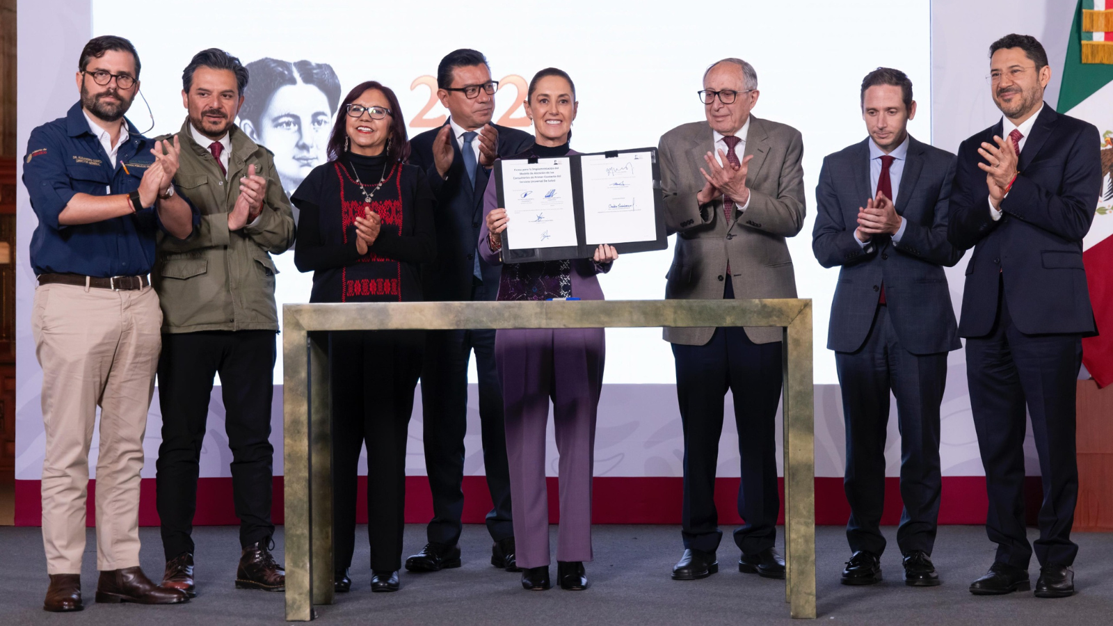 Sheinbaum firma decreto para crear 12 mil 750 consultorios del Servicio Universal de Salud