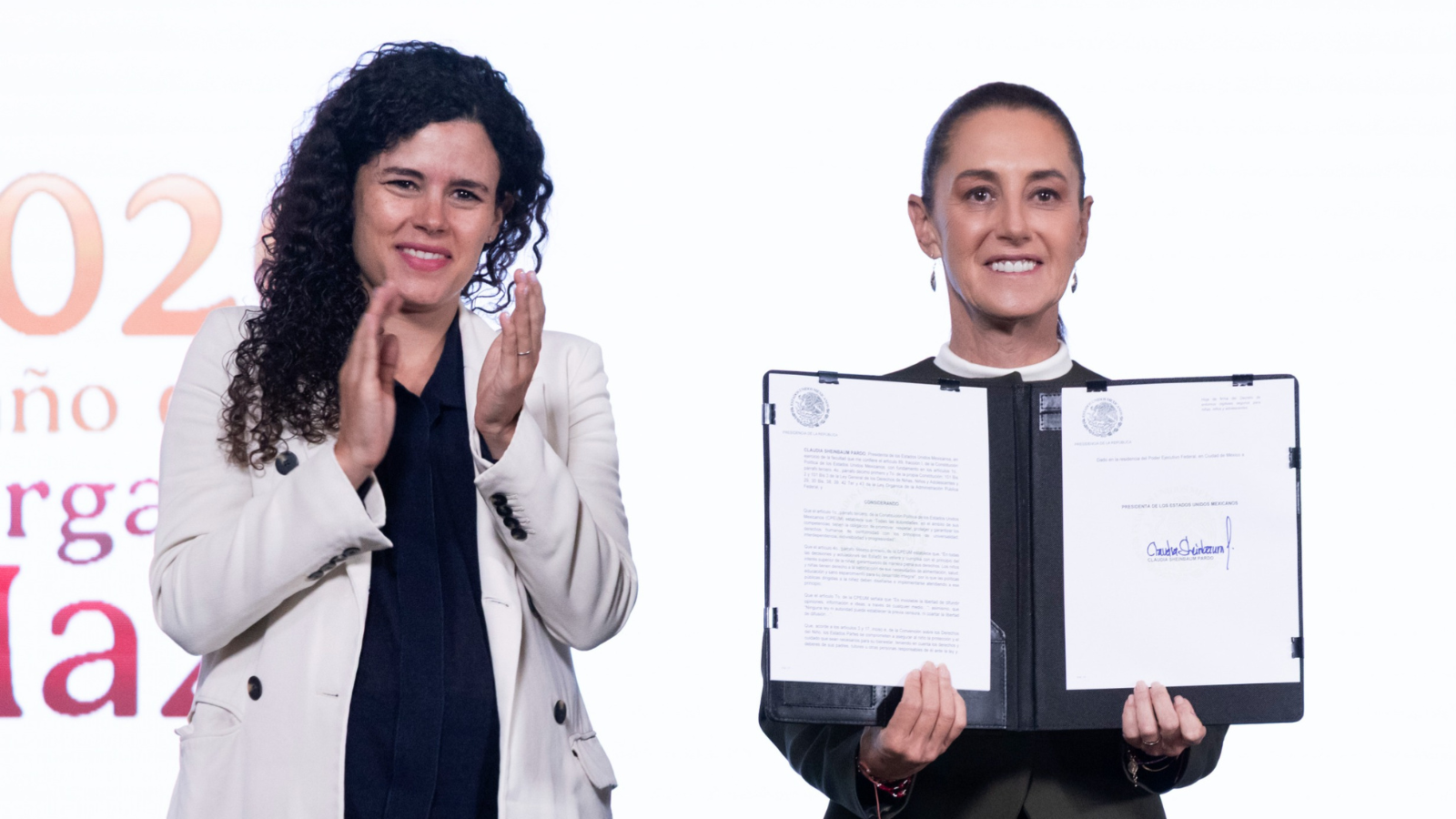 Sheinbaum firma decreto de entornos digitales seguros para menores